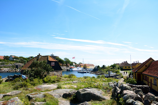 Blick auf Segelboote und Häuser im Hafen der Insel Christiansø, die zur Inselgruppe Ertholmene gehört