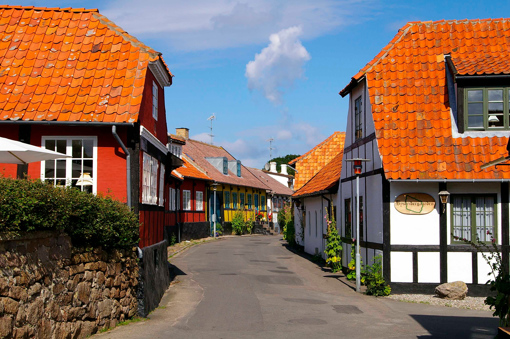 Farbenfrohe Fachwerkhäuser zieren die schmalen Gassen in Sandvig