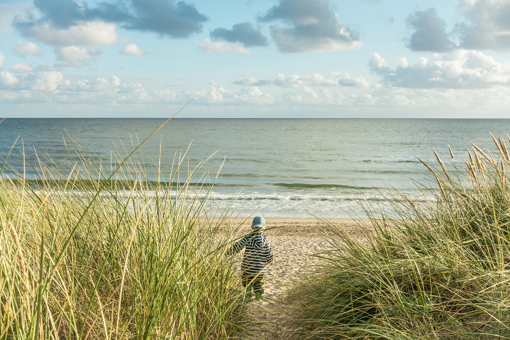 Kind am Nordseestrand bei Blåvand