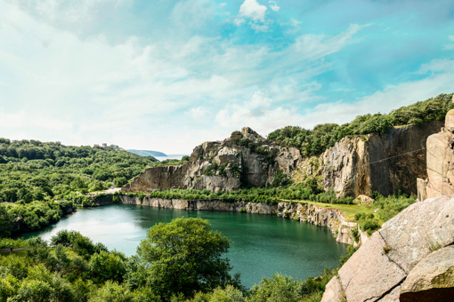 Der Untergrund Nordbornholm besteht aus viele Millionen Jahre altem Granit - zu sehen am Opalsee