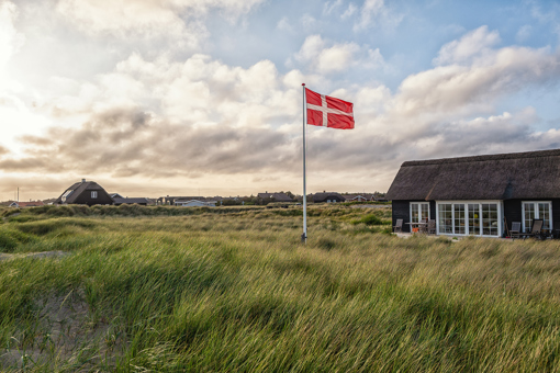 Dannebrog Flagge am Ferienhaus in Dänemark