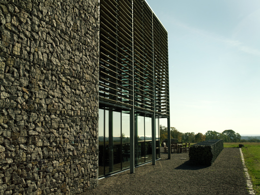 Modern und skandinavisch schlicht - die von Henning Larsen entworfene Fassade von NaturBornholm besticht mit Bornholmer Granit und viel Glas