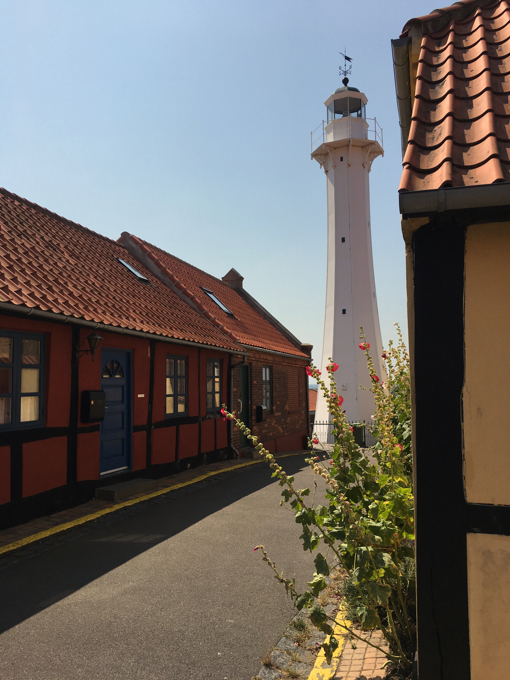 Der Leuchtturm von Rønne auf Bornholm mit alten Fachwerkhäusern im Vordergrund