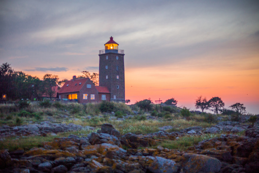 Malerischer Leuchtturm Svaneke Fyr in der Dämmerung
