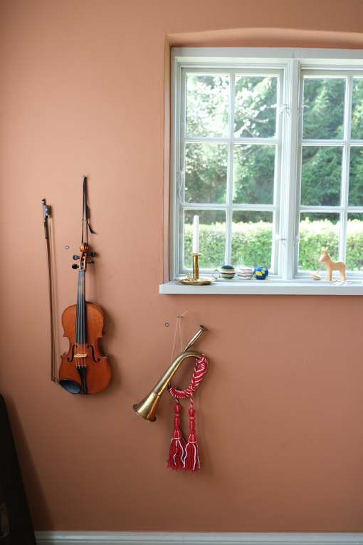 Violine und Trompete des Jungen Carl Nielsen im Inneren des Museums