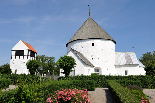 Die Nylars Rundkirche mit ihrem kleinen Glockenturm