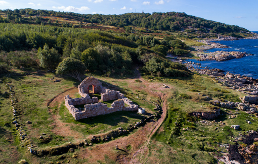 Die verlassene Ruine von Salomons Kapelle im Naturgebiet Hammerknuden an der Nordküste Bornholms
