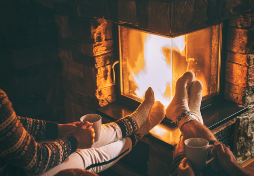 Hygge am Kamin im Ferienhaus