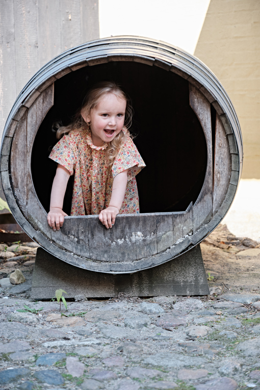 Kleines Mädchen spielt im Museumhinterhof Børnenes Baggård