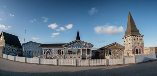 Das Sneglehuset vor dem strahlend blauen Nordseehimmel