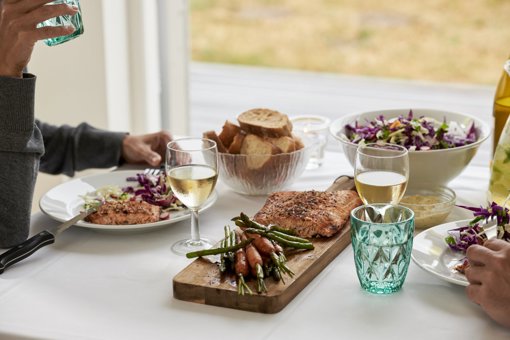 Fischgericht serviert mit Wein im Restaurant in Snogebæk