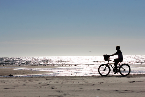 Am Strand Radfahren