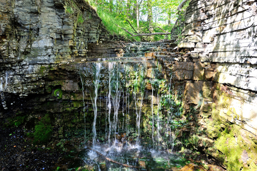 Der kleine Wasserfall Risebækken bahnt sich seinen Weg durch die einzelnen Gesteinsschichten aus Schiefer