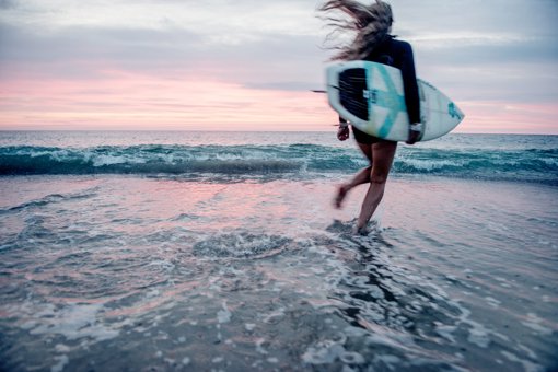 Surferin am Strand von Blavand
