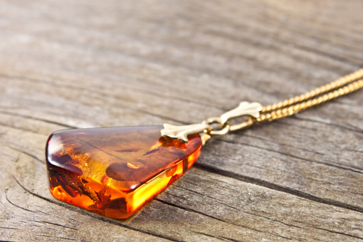 Wunderschöner Bernsteinanhänger an einer Goldkette
