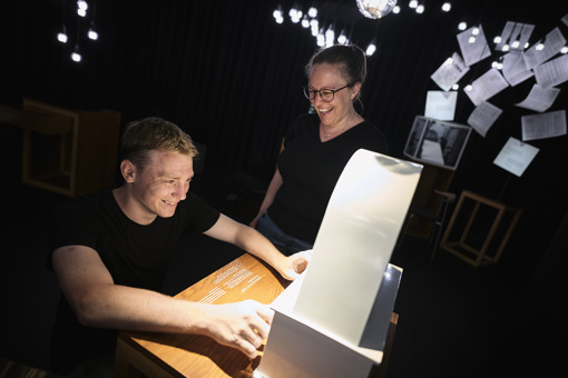 Mann und Frau im Museum