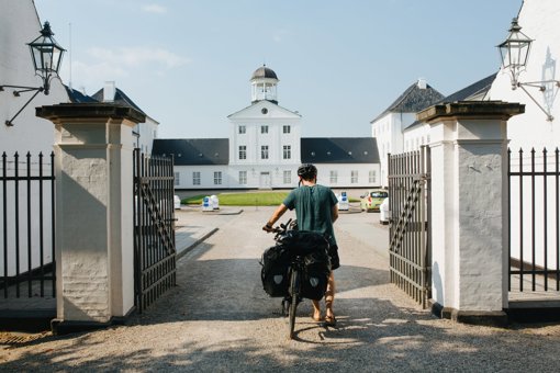 Am Schloss Gråsten mit dem Fahrrad