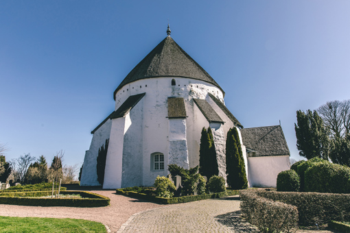 Die größte Rundkirche Dänemarks: Die imposante Østerlars Rundkirche auf Bornholm