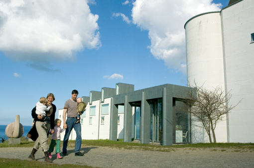 Eltern mit kleinen Kindern auf dem Weg in das Bornholms Kunstmuseum bei Gudhjem