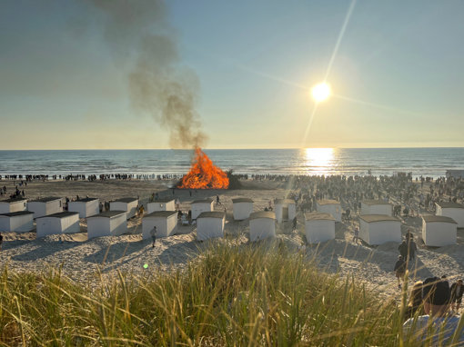Sankt Hans Feuer am Strand von Løkken