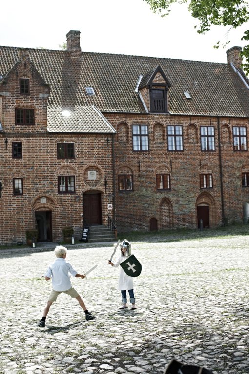 Kinder vor dem Kloster