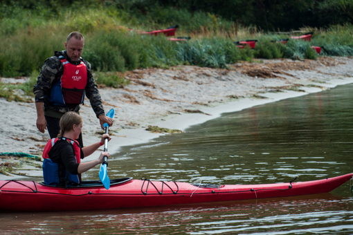 Zwei Männer brechen zu einer Meerkajaktour vor der Küste der Insel Bornholm auf