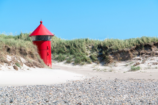 Rotes Leuchtfeuer am Strand von Thyborøn an der Nordsee