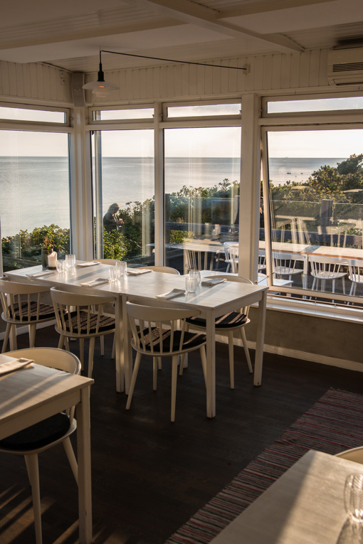 Bick durch die Panoramafenster des stilvollen Sterne-Restaurants Kadeau auf die Ostsee vor Sømarken
