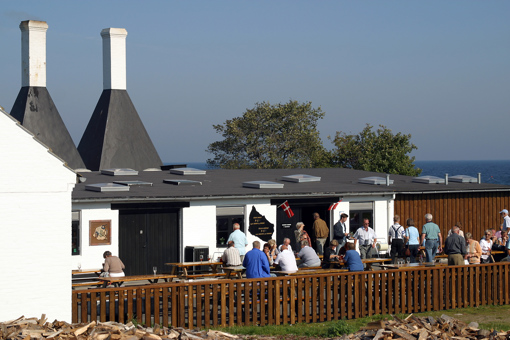 Beliebter Treffpunkt: Heringsräucherei Svaneke Røgerie