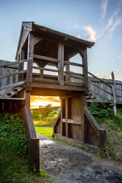 Wachturm mit Tordurchfahrt in der Schutz bietenden Palisade 