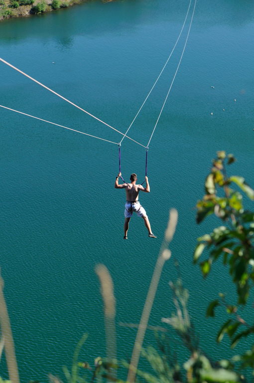 Man schwebt an der Zipline über den Opalsee bei Sandvig