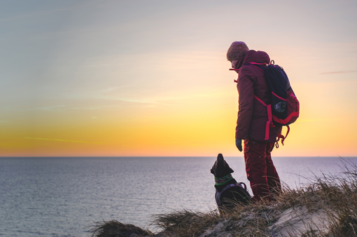 Frau mit Hund am Strand