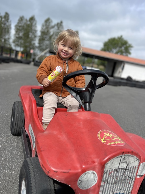Kind auf einem Elektrocar im Marielyst Gokart und Paintball Center
