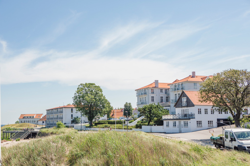 Weiße Strandhotels an der Küste von Sandvig aud Nordbornholm