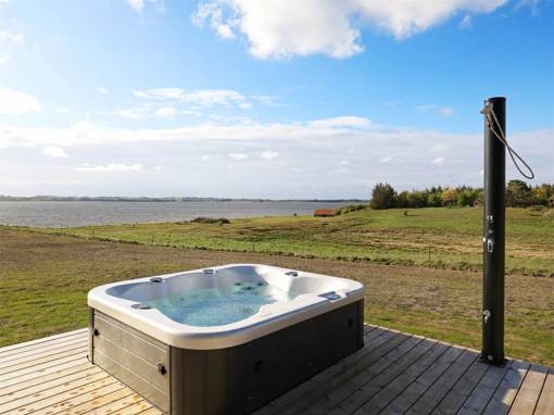 Außenwhirlpool mit Blick aufs Meer