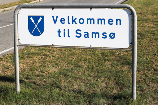 Verkehrsschild mit der Aufschrift: Willkommen auf Samsö