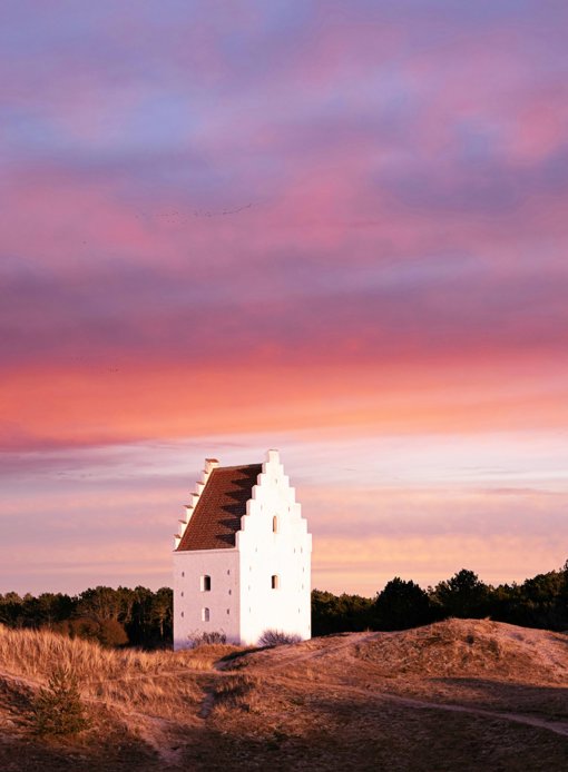 Die versandete Kirche mit Blick zur Nordsee am Sonnenuntergang