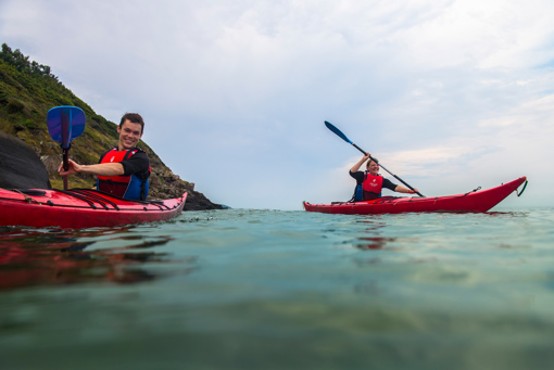 Zwei Kajakfahrer gleiten vor der Nordküste Bornholm über die stille Ostsee