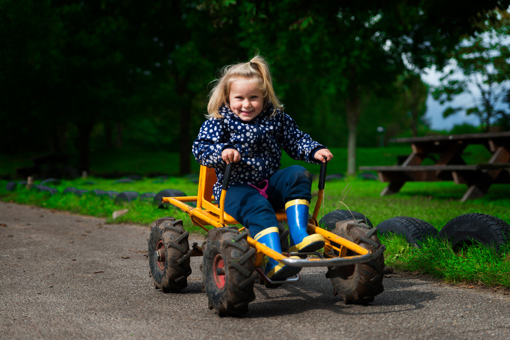 Kind auf einemm Mooncar im Madsby Legepark
