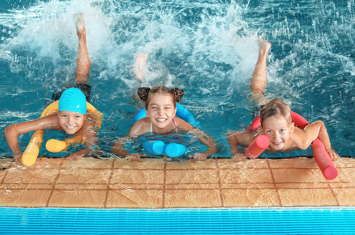 Kinder im Schwimmbad