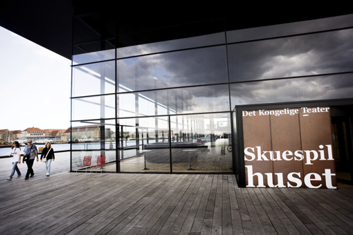 Das Schauspielhaus verfügt über drei Bühnen: Store Scene, Portscene und Lille Scene mit einer Gesamtkapazität von 1000 Plätzen. 