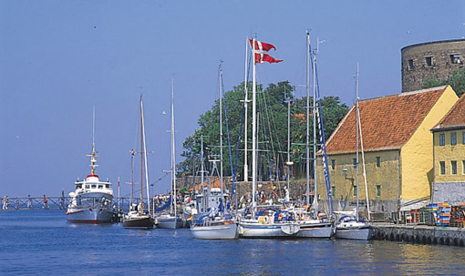Blick auf Segelboote und Häuser im Hafen der Insel Christiansø, die zur Inselgruppe Ertholmene gehört