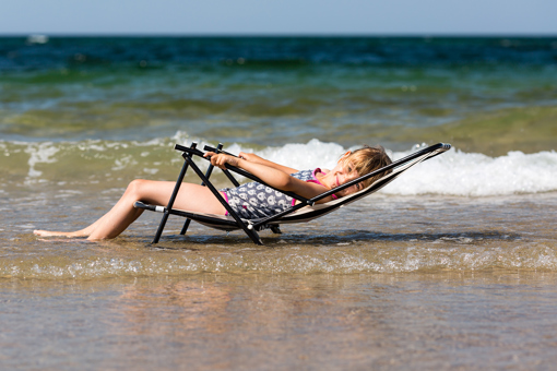 Mädchen liegt am Strand in Dänemark
