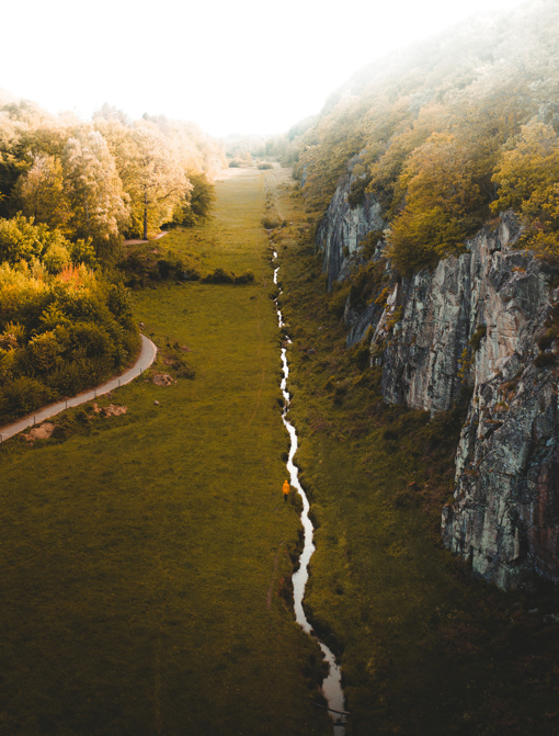 Blick in das verwunschen wirkende Spaltental Ekkodalen auf Bornholm mit einem kleinen Bach und steilen Felswänden