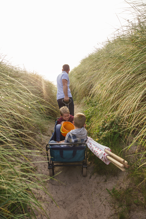 Vater mit Kindern in den Dünen