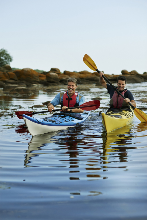 Zwei Männer paddeln mit dem Meerkajak vor der Küste der Insel Bornholm