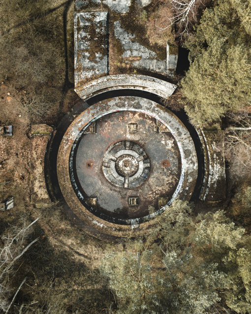 Verwunschen und mahnend zugleich liegt der historische Dueodde  Bunker aus Zeiten des Zweiten Weltkriegs im Kiefernwald