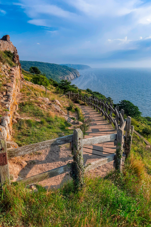 Wanderweg an der Nordküste unterhalb der Burgruine Hammershus