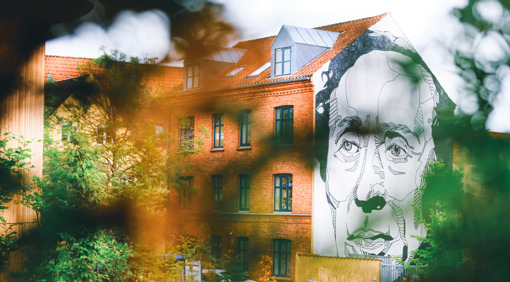 Riesiges H.C. Andersen-Portrait an einer Häuserwand in Odense auf Fünen