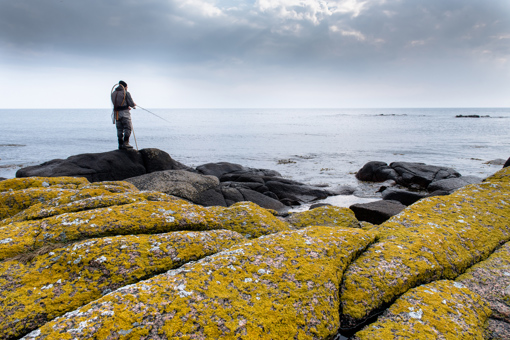 Angler an der Felsenküste der Ostseeinsel Bornholm